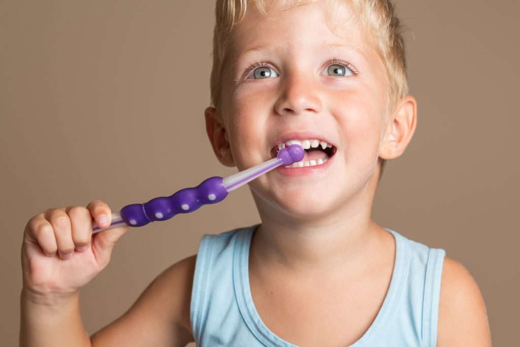 Descubre cómo la maloclusión afecta la salud bucodental, el uso de terapia visual en su tratamiento y las estrategias específicas para mejorar la higiene oral en personas con autismo mediante apoyos visuales durante visitas dentales...